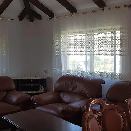 Guest House Ilir ゲストハウス