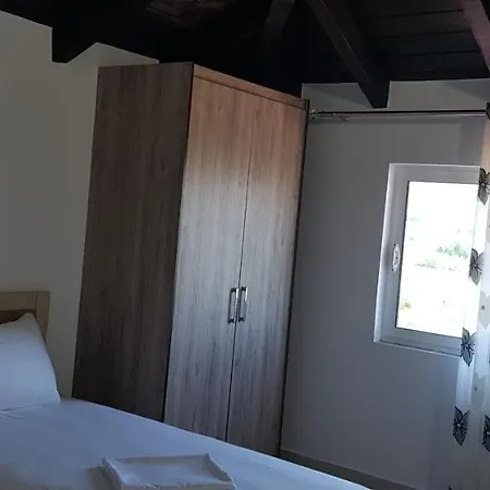 Guest House Ilir ゲストハウス